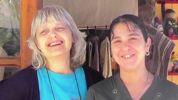 Debie Olivet y Gloria Navarro esperan a los turistas en Hebras Nativas.