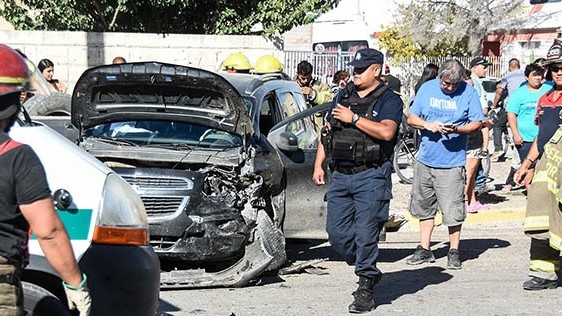 Todo roto. Momentos en que Bomberos y Policía procedían en el lugar donde se produjo el duro impacto. 
