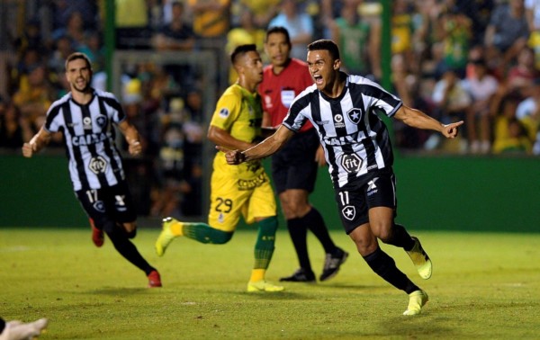 Un doblete de Erik y un golazo de Santana le dieron forma al triunfo del conjunto brasilero que terminó con 10.