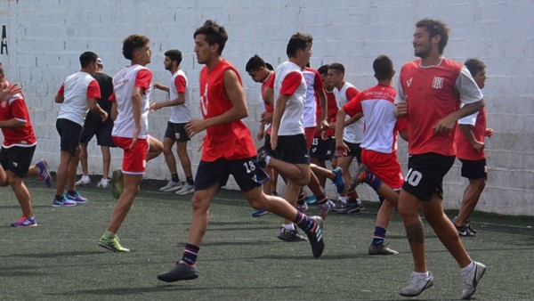 Racing Club se entrenó el pasado martes en la sede del centro de Trelew. Hoy, si no hay contratiempos, habrá práctica de fútbol en el Cayetano.