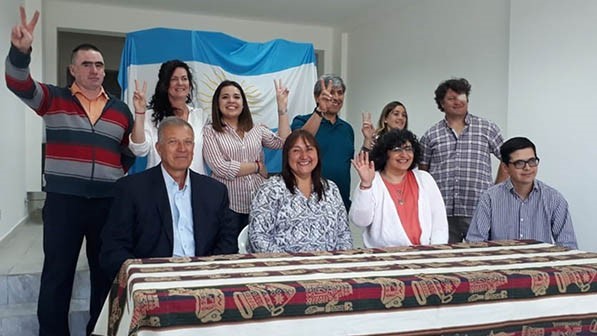 Peronistas. Una postal de la presentación en sociedad de los postulantes a ediles con la ingeniera.