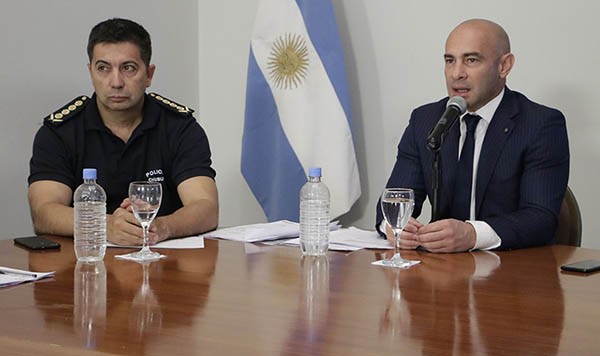 El ministro de Gobierno junto a la Policía en conferencia de prensa.