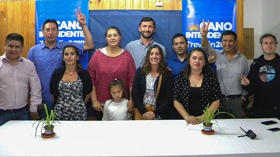 En sociedad. Los vecinos que buscarán una banca de la mano de “Cano” Ingram” en el Concejo de Trevelin. 