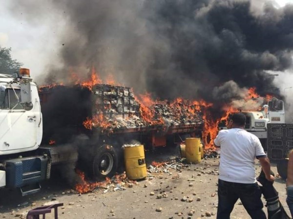 Los camiones fueron quemados del lado colombiano del puente, para acusar a las fuerzas de Maduro al fracasar el ingreso.
