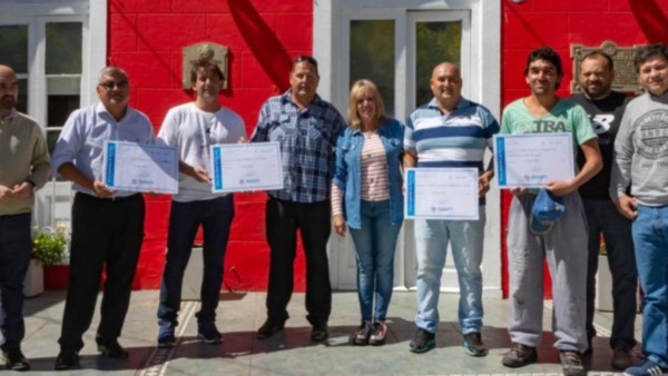 Rossana Artero junto a los presidentes de los clubes capitalinos beneficiados por el aporte económico.