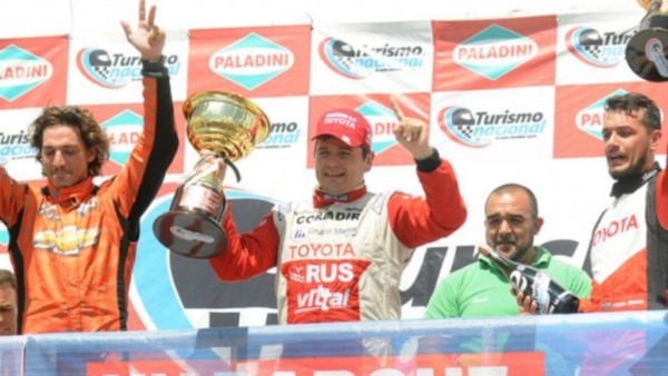 Juan Pipkin (3º), Fabricio Pezzini (1º) y Emanuel Abdala (3º), en el podio de la Clase 3 del Turismo Nacional que tuvo su primer fecha en La Pedrera.