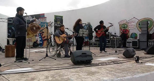 La propuesta cultural incluyó shows musicales de diferentes estilos, artistas plásticos, payasos y mimos.