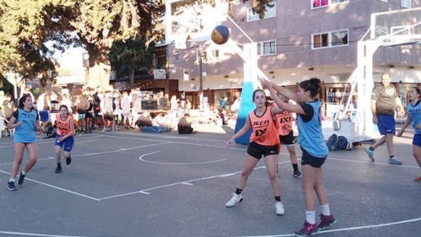 El torneo se jugó durante el día y la noche en las calles de Esquel.