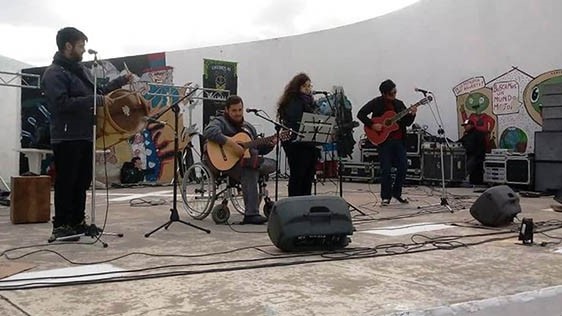 La propuesta cultural incluyó shows musicales de diferentes estilos, artistas plásticos, payasos y mimos.