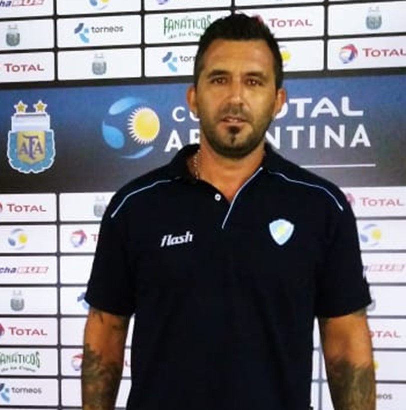 Mario Martínez sonríe antes del inicio del partido en Santa Fe.