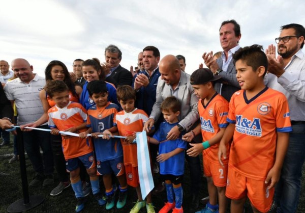 El corte de cintas con los chicos como principales actores junto a autoridades del club, municipio y gobierno provincial.