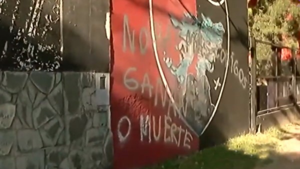 El Complejo Malvinas, donde Newell's desarrolla fútbol infantil, pareció este miércoles con sus paredes violentadas con pintadas: "Ganan o muerte".