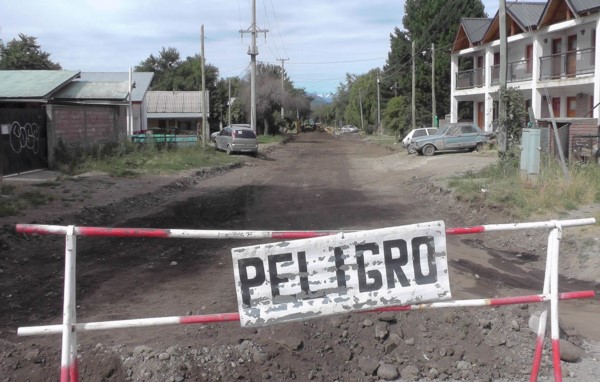 Largó el asfaltado de la calle Rivadavia de El Bolsón, en la comarca andina.