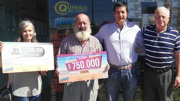 Autoridades de Lotería junto a los afortunados vecinos de la capital.