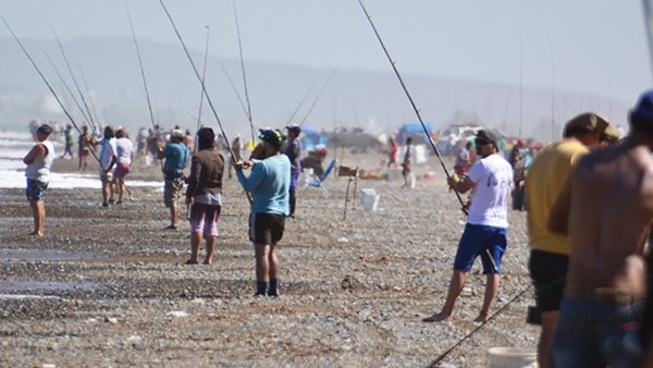 Vuelven las cañas a la costa este fin de semana en la zona “los palos”.