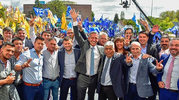 Referentes. El gobernador salió afuera de la Legislatura para agradecer el apoyo de los petroleros que se hicieron sentir ayer en Rawson.