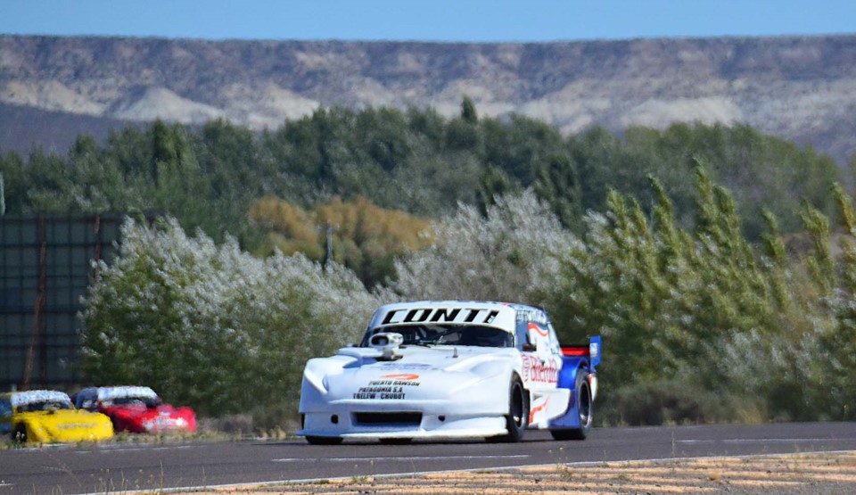 Alejandro Conti, solo y ganador, en la final del TC Patagónico. Segundo fue Pablo Pires y tercero acabó Sebastián Gatica.