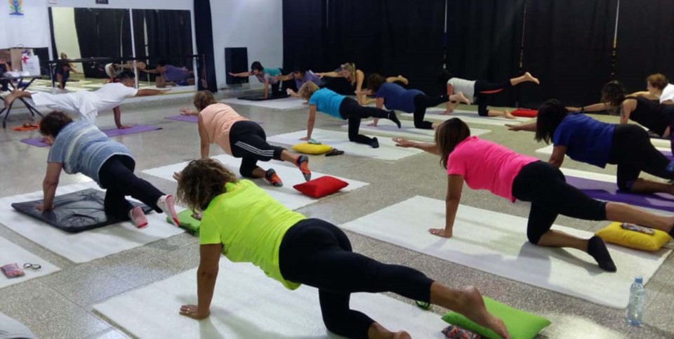 En el marco del Día Internacional de la Mujer, la Escuela de Yoga en Trelew realizó una actividad solidaria.