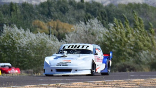 Alejandro Conti, solo y ganador, en la final del TC Patagónico. Segundo fue Pablo Pires y tercero acabó Sebastián Gatica.