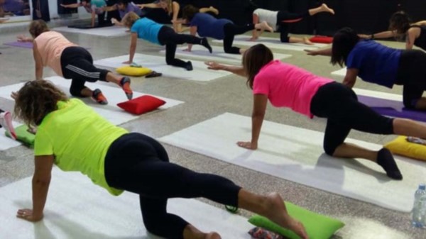 En el marco del Día Internacional de la Mujer, la Escuela de Yoga en Trelew realizó una actividad solidaria.