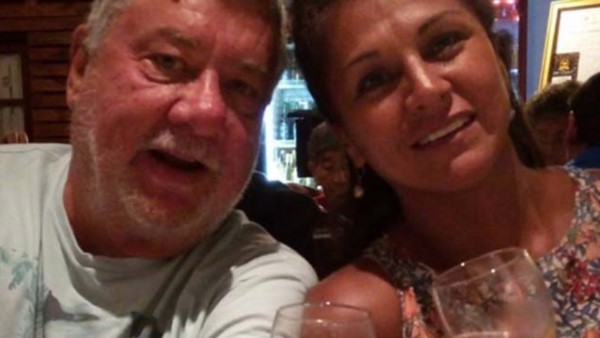 Alerta Rojas. Meza Evans junto con la empleada que disparó el caso. 