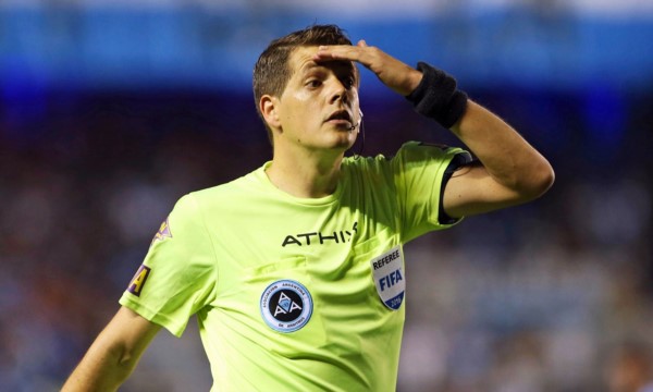 Germán Delfino, otra vez suspendido por el Tribunal: sus errores en Estudiantes-Gimnasia lo dejaron expuesto.