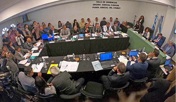 Multitud. Así se veía la Sala 2 de la Oficina Judicial de Rawson, poblada por las partes que sin embargo ahora deberán esperar más semanas.