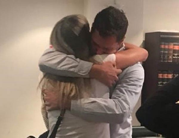 Abrazo emotivo. Giovanoli estuvo acompañado de su familia y amigos.