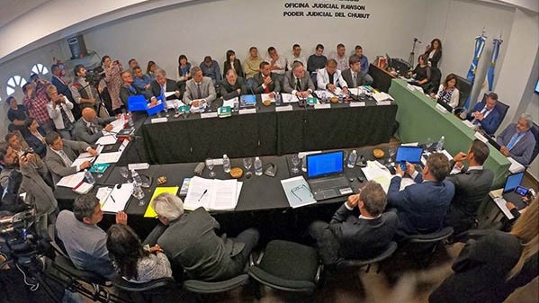 Multitud. Así se veía la Sala 2 de la Oficina Judicial de Rawson, poblada por las partes que sin embargo ahora deberán esperar más semanas. 