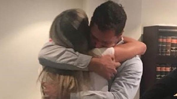 Abrazo emotivo. Giovanoli estuvo acompañado de su familia y amigos.
