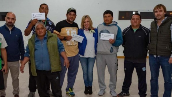 Artero entregó aportes para pagar inscripciones de 4 equipos de fútbol amateur de la liga independiente.