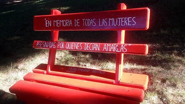 El banco rojo ya está instalado en la Plaza General San Martín.