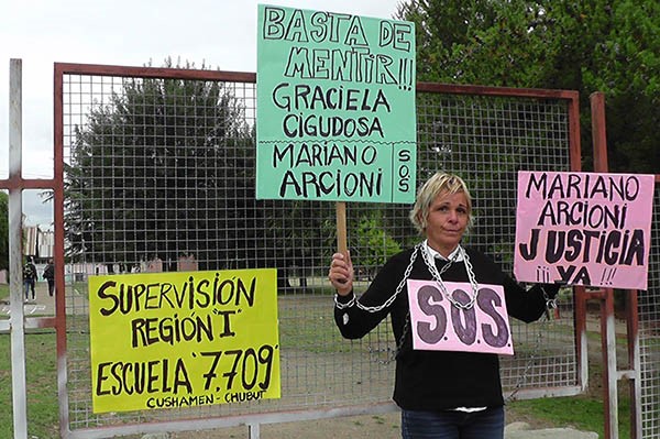 Ariana González expuso su caso ayer en la puerta de la Supervisión Escolar.