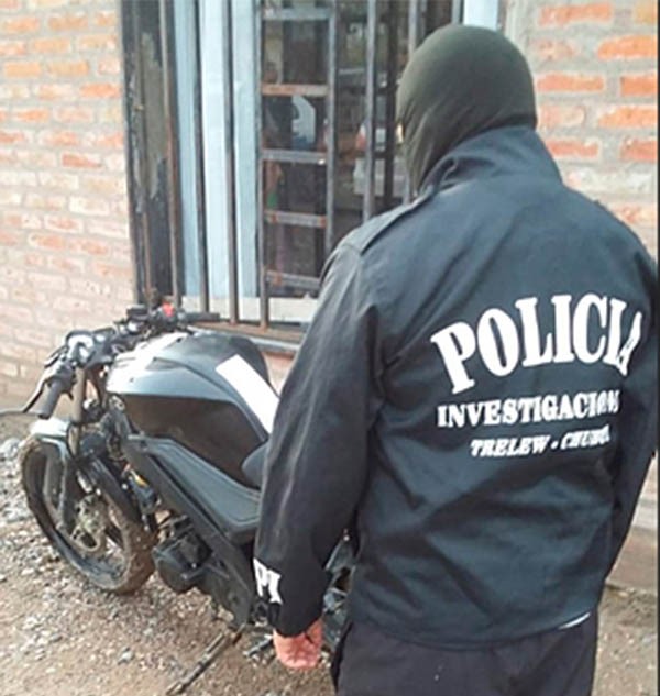 Operativo. Momentos en que la Policía encontraba la moto buscada.
