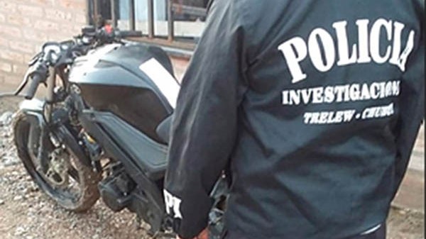 Operativo. Momentos en que la Policía encontraba la moto buscada. 