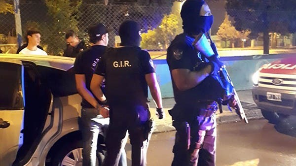 El procedimiento tuvo lugar en inmediaciones a la pista de atletismo, donde se reúnen a beber de noche.