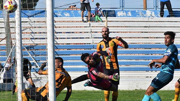Jorge Velázquez, el c apitán de la “Banda”, observa como el disparo de Lautaro Parisi ingresa en el ángulo defendido por Martín Perafán.