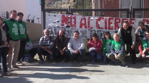 Por fin. Una postal de los trabajadores que lograron volver a sus puestos por una cautelar judicial. 
