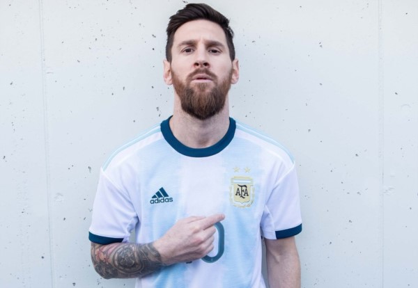 Leo Messi con la nueva camiseta de Argentina.
