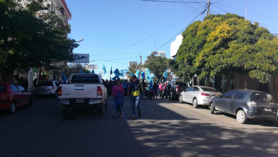 Los manifestantes se concentraron frente al Anses (foto @loreleeming)