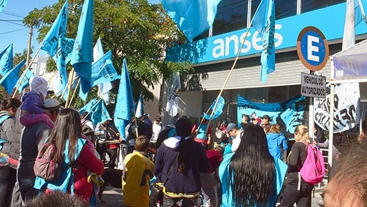 La protesta se dio frente a la UDAI Anses en Trelew por la amenaza de nuevos cierres de centros de atención.