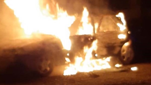 Un Chevrolet Vectra quedó destruido completamente por el fuego.