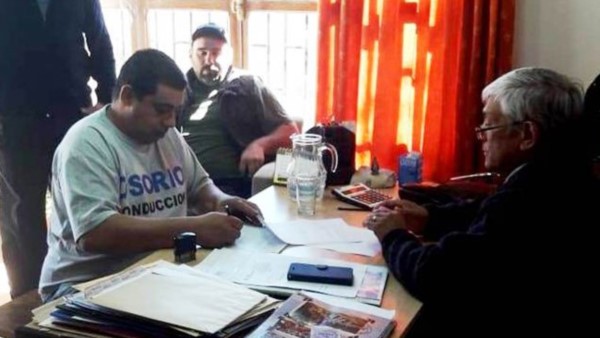 Trato hecho. Una postal del encuentro donde se firmó el acuerdo. 