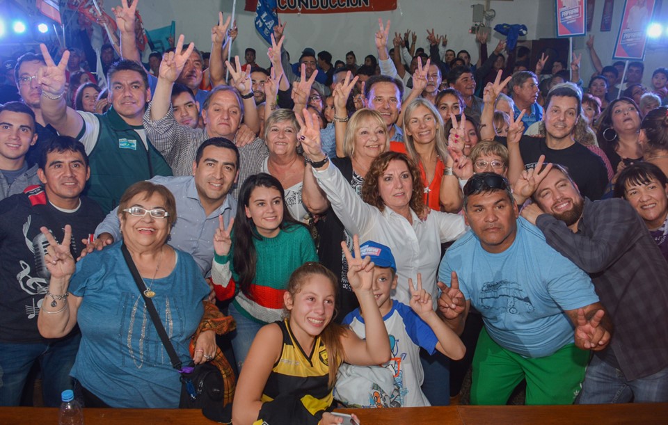 El saludo final durante el acto que se desarrolló en el Consejo de Localidad de Trelew del PJ.