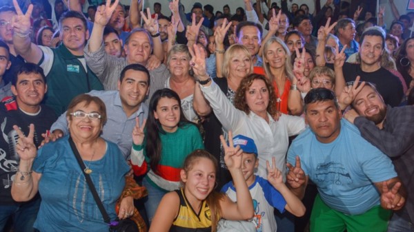 El saludo final durante el acto que se desarrolló en el Consejo de Localidad de Trelew del PJ.