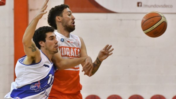 Luciano Álvarez entregando el balón. Fue el máximo goleador del partido con 26 puntos. Lo marca Agustín Giovanoli, autor de 25 tantos.