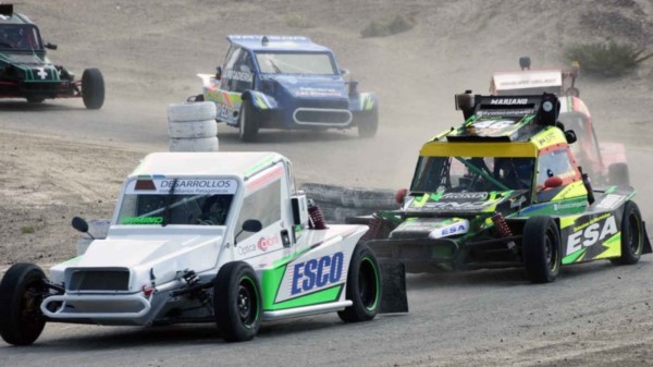 Marcos Cimino conduciendo al frente del pelotón en la final de la categoría 4 Cilindros Potenciados. Detrás, pegado, lo sigue Aldo Yorio.