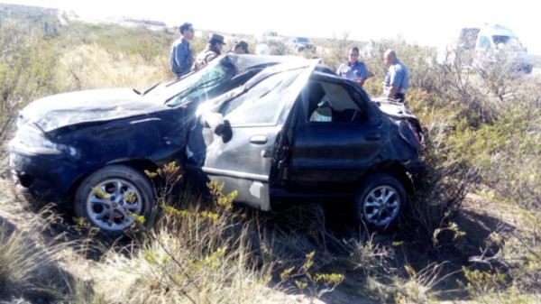 Destrozos. Efectivos de la Gendarmería colaboraron con personal médico y de la Policía del Chubut. 