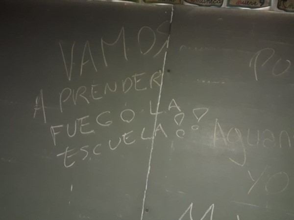 Los autores del hecho vandálico dejaron una amenaza en el pizarrón del aula