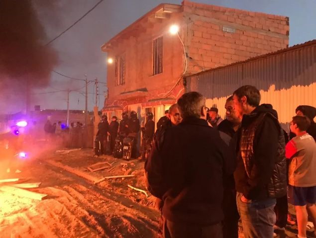 La pueblada terminó con un muerto y una vivienda destruida (foto ADNSur)